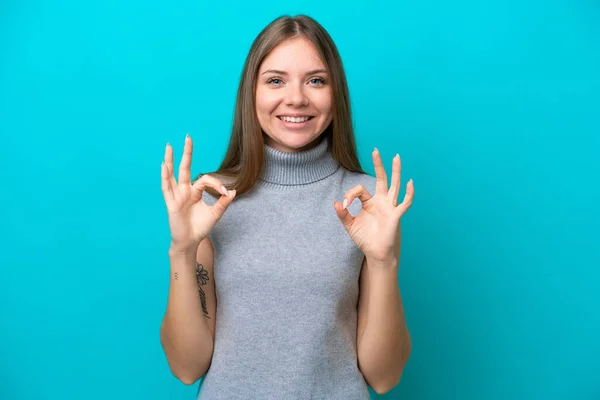 Jonge Litouwse Vrouw Geïsoleerd Blauwe Achtergrond Tonen Teken Met Twee — Stockfoto