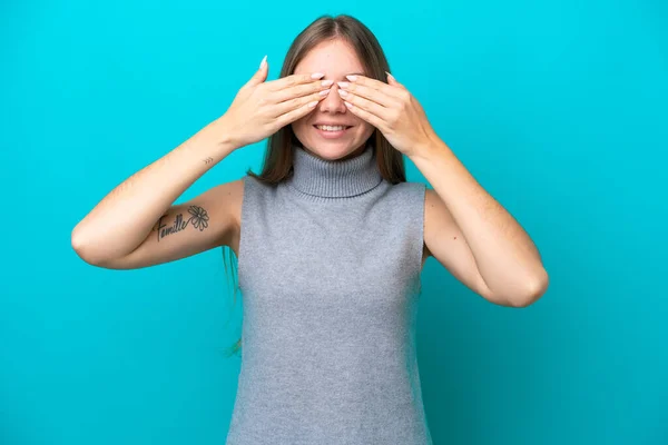 Jovem Lituana Isolada Fundo Azul Cobrindo Olhos Por Mãos Sorrindo — Fotografia de Stock