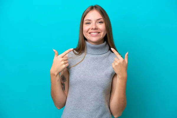 Jonge Litouwse Vrouw Geïsoleerd Blauwe Achtergrond Geven Van Een Duim — Stockfoto