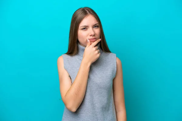 Giovane Donna Lituana Isolata Sfondo Blu Con Dubbi — Foto Stock