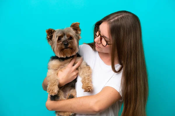 Junge Litauerin Mit Hund Auf Blauem Hintergrund — Stockfoto