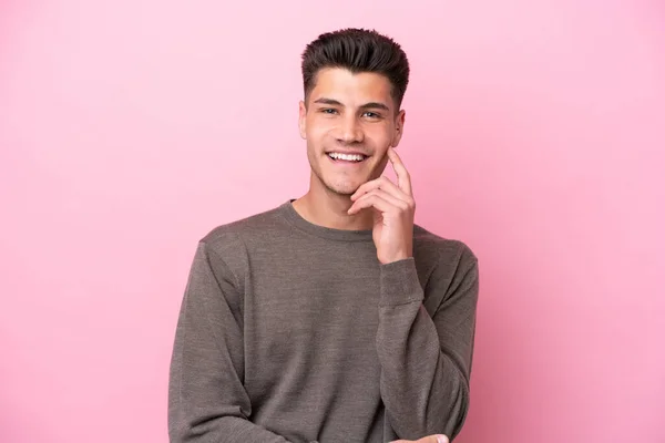 Jonge Kaukasische Man Geïsoleerd Roze Achtergrond Lachen — Stockfoto