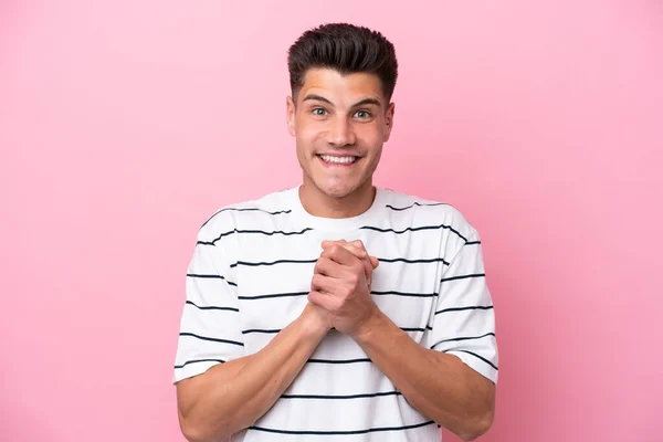 Jonge Kaukasische Man Geïsoleerd Roze Achtergrond Lachen — Stockfoto