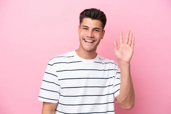 Jonge Blanke Man Geïsoleerd Roze Achtergrond Salueren Met Hand Met — Stockfoto