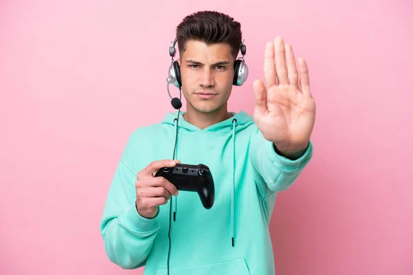Junger Gutaussehender Kaukasischer Mann Spielt Mit Einem Videospielcontroller Auf Rosa — Stockfoto