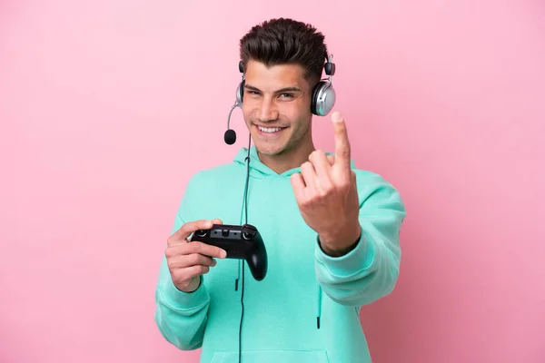 Junger Gutaussehender Kaukasischer Mann Spielt Mit Einem Videospielcontroller Isoliert Auf — Stockfoto
