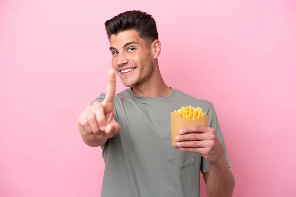 Jonge Blanke Man Met Gebakken Chips Geïsoleerd Roze Achtergrond Tonen — Stockfoto