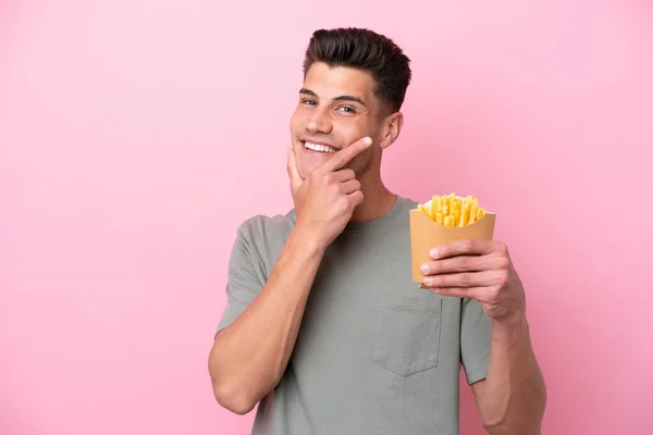 Jonge Blanke Man Met Gebakken Chips Geïsoleerd Roze Achtergrond Gelukkig — Stockfoto