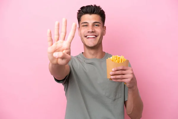 Jonge Blanke Man Met Gebakken Chips Geïsoleerd Roze Achtergrond Gelukkig — Stockfoto