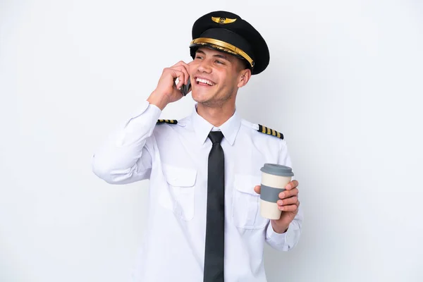 Samolot Biały Pilot Odizolowany Białym Tle Trzymając Kawę Zabrania Mobilny — Zdjęcie stockowe