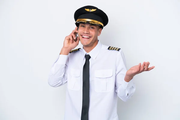 Samolot Biały Pilot Odizolowany Białym Tle Rozmawiający Kimś Przez Telefon — Zdjęcie stockowe
