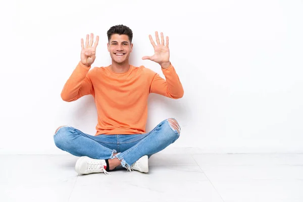 Jovem Sentado Chão Isolado Fundo Branco Contando Nove Com Dedos — Fotografia de Stock