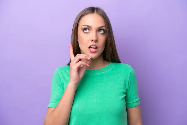 Jeune Femme Caucasienne Isolée Sur Fond Violet Pensant Une Idée — Photo