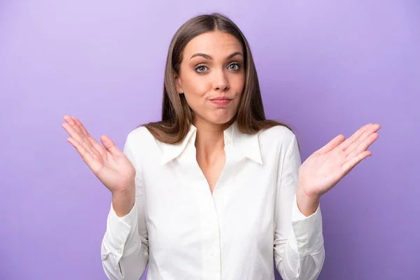 Jonge Kaukasische Vrouw Geïsoleerd Paarse Achtergrond Maken Twijfels Gebaar — Stockfoto