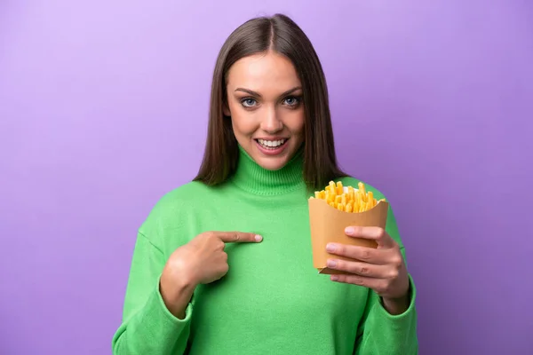 Joven Mujer Caucásica Sosteniendo Chips Fritos Sobre Fondo Púrpura Con —  Fotos de Stock