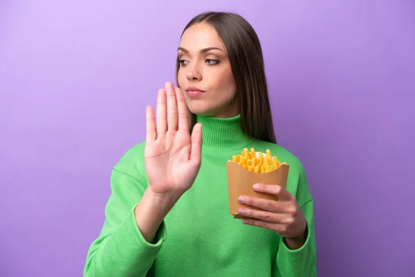 Jeune Femme Caucasienne Tenant Des Chips Frites Sur Fond Violet — Photo