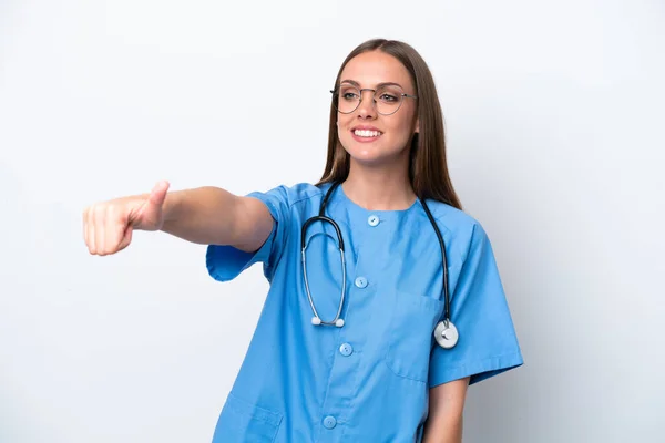 年轻的护士高加索女人 因白种人的背景而被隔离 伸出一个大拇指做手势 — 图库照片