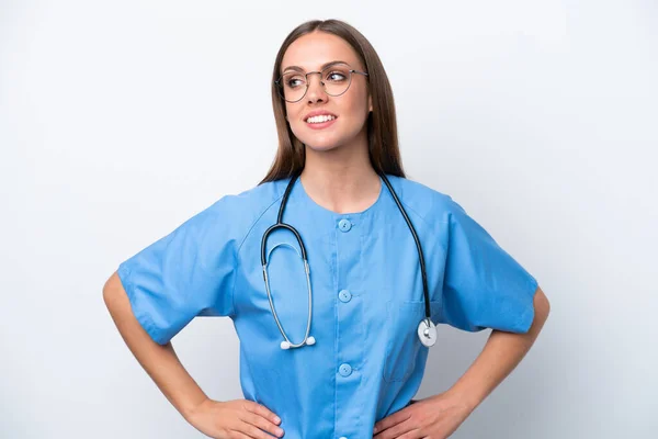Jonge Verpleegster Kaukasische Vrouw Geïsoleerd Witte Achtergrond Poseren Met Armen — Stockfoto
