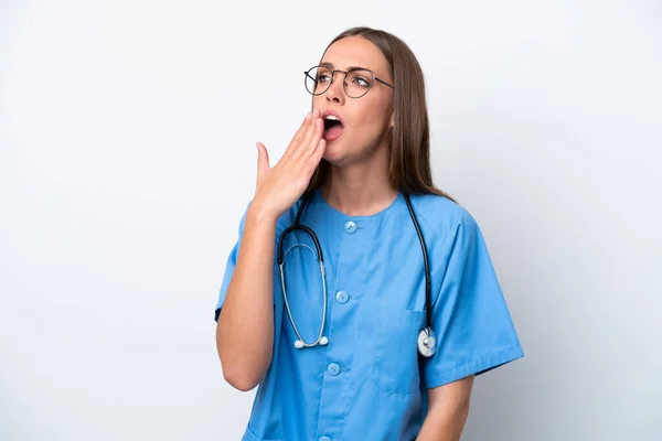 Молода Медсестра Біла Жінка Ізольована Білому Тлі Позіхання Покриває Широкий — стокове фото