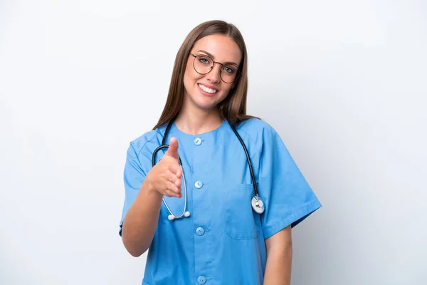 Jovem Enfermeira Caucasiana Mulher Isolada Fundo Branco Apertando Mãos Para — Fotografia de Stock