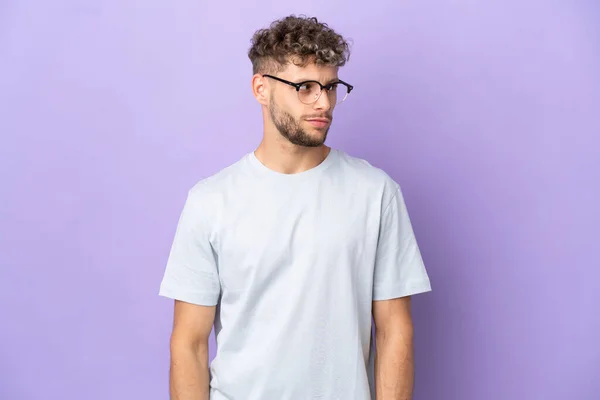 Delivery Caucasian Man Isolated Purple Background Having Doubts While Looking — Stock Photo, Image