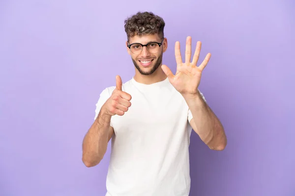 Leverans Kaukasisk Man Isolerad Lila Bakgrund Räkna Sex Med Fingrar — Stockfoto