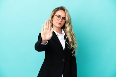 Brezilyalı iş kadını, izole edilmiş arka planda durma hareketi yapıyor.