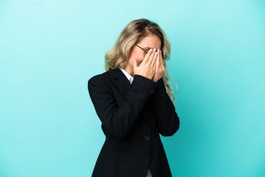 Brezilyalı iş kadını, izole edilmiş geçmişinde yorgun ve hasta bir ifade var.