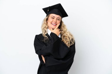 Üniversiteden mezun genç bir kadın beyaz arka planda mutlu ve gülümsüyor.