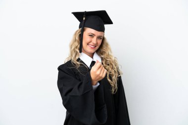 Üniversiteden mezun genç bir kadın beyaz arka planda izole edilmiş para hareketi yapıyor.