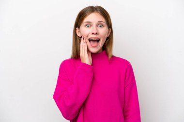 Beyaz arka planda mahsur kalmış genç İngiliz kadın şaşırmış ve şok olmuş bir yüz ifadesi var.