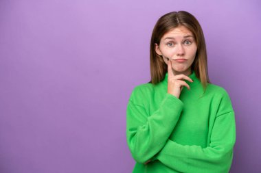 Mor arka planda soyutlanmış genç bir İngiliz kadın.