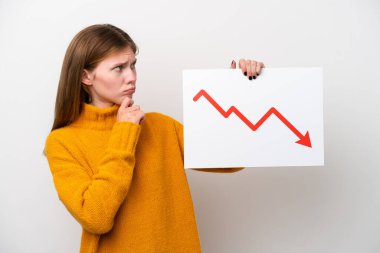 Beyaz arka planda izole edilmiş genç bir İngiliz kadın elinde azalan bir istatistik oku sembolü ve düşüncesi olan bir tabela tutuyor.