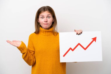 Beyaz arka planda izole edilmiş genç bir İngiliz kadın elinde büyüyen bir istatistik okunun sembolü olan bir tabela tutuyor.