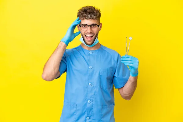 Dentista Loira Homem Segurando Ferramentas Isoladas Segundo Plano Com Expressão — Fotografia de Stock