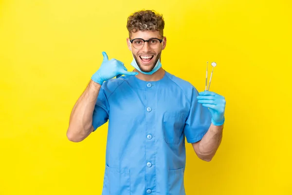 Dentista Uomo Biondo Possesso Strumenti Isolati Sfondo Facendo Gesto Telefonico — Foto Stock