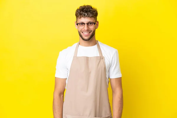 Restaurante Garçom Loira Homem Isolado Fundo Amarelo Rindo — Fotografia de Stock