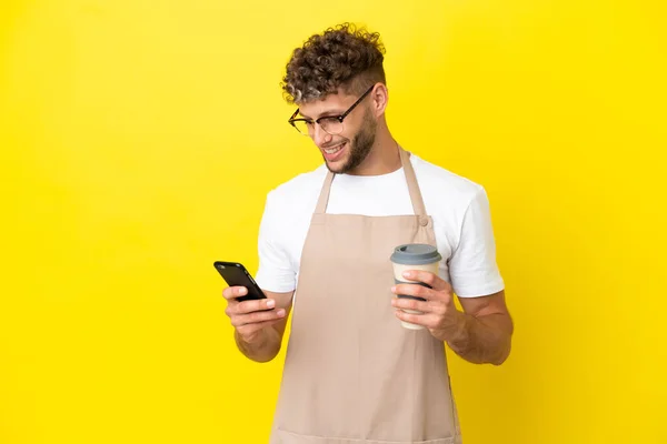 Restaurant Ober Blonde Man Geïsoleerd Gele Achtergrond Met Koffie Mee — Stockfoto