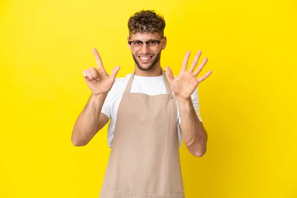 Restaurant Ober Blonde Man Geïsoleerd Gele Achtergrond Tellen Zeven Met — Stockfoto