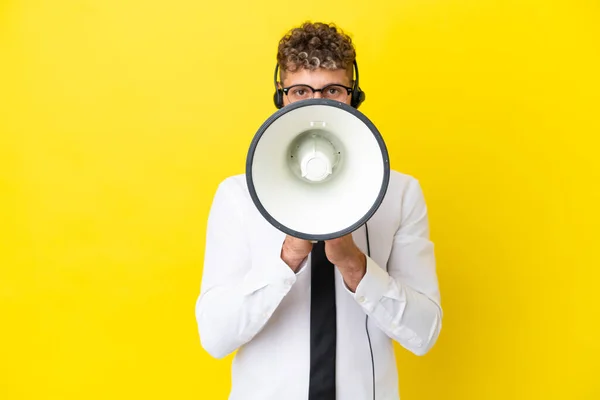 Telemarketer Blonde Man Werken Met Een Headset Geïsoleerd Gele Achtergrond — Stockfoto