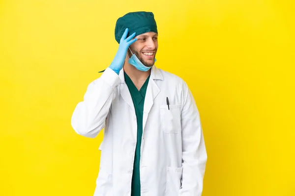 Chirurg Blonde Man Groen Uniform Geïsoleerd Gele Achtergrond Heeft Iets — Stockfoto