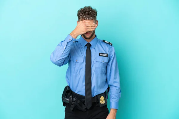 Joven Policía Hombre Rubio Aislado Blanco Sobre Fondo Azul Cubriendo —  Fotos de Stock