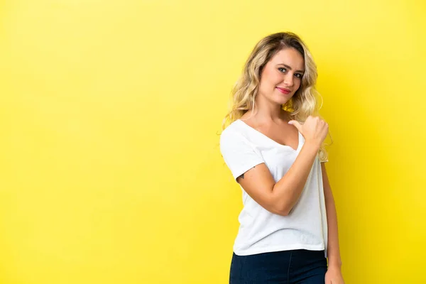 Jovem Brasileira Isolada Fundo Amarelo Orgulhosa Auto Satisfeita — Fotografia de Stock