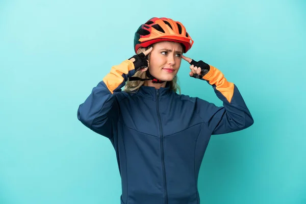 Genç Bisikletçi Kadın Mavi Arka Planda Izole Edilmiş Şüpheleri Düşünceleri — Stok fotoğraf
