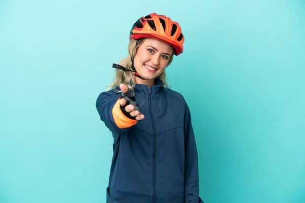 Mavi Arka Planda Izole Edilmiş Genç Bisikletçi Kadın Iyi Bir — Stok fotoğraf