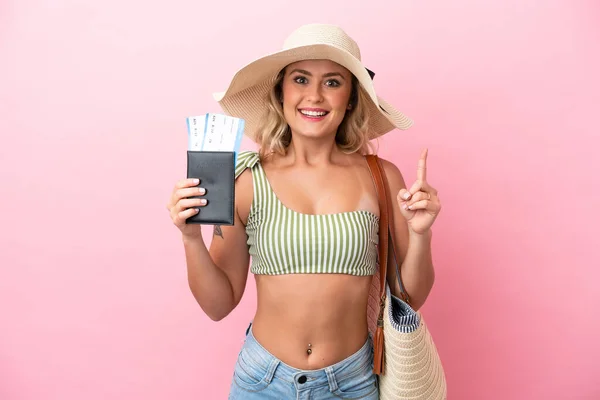 Jovem Brasileira Maiô Férias Verão Isolada Sobre Fundo Rosa Apontando — Fotografia de Stock