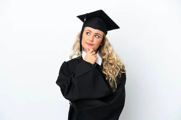 Νεαρή Απόφοιτος Πανεπιστημίου Γυναίκα Απομονωμένη Λευκό Φόντο Και Κοιτάζοντας Πάνω — Φωτογραφία Αρχείου