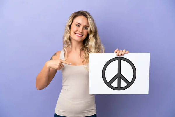 Jovem Brasileira Isolada Fundo Roxo Segurando Cartaz Com Símbolo Paz — Fotografia de Stock