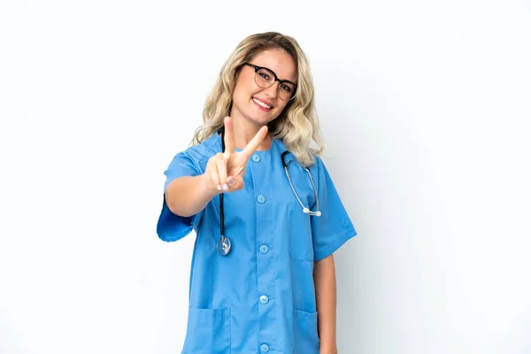 Brasilianische Chirurgin Ärztin Über Isolierten Hintergrund Lächelt Und Zeigt Siegeszeichen — Stockfoto