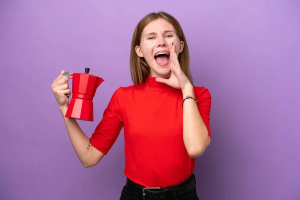Ung Engelsk Kvinna Som Håller Kaffe Potten Isolerad Lila Bakgrund — Stockfoto